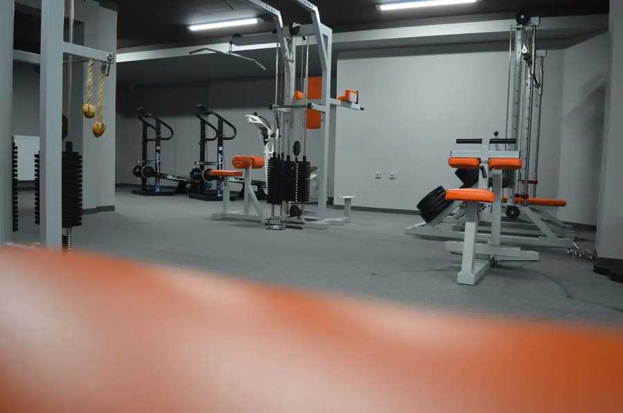 Posilovna s oranžovou podlahou
